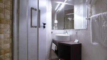 Chambre Simple Économique, vue ville | Salle de bain