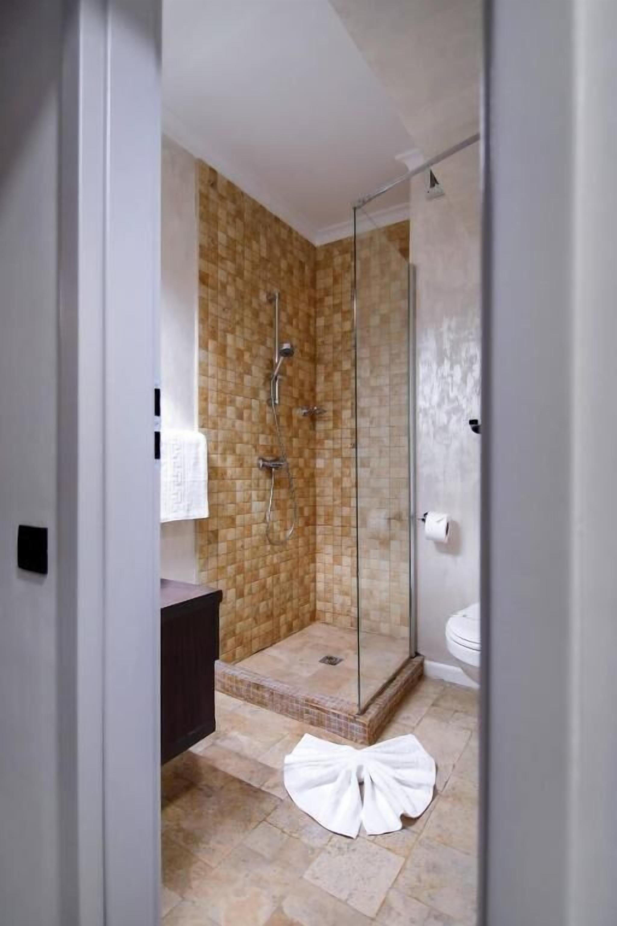 Standard Twin Room, City View | Bathroom | Slippers