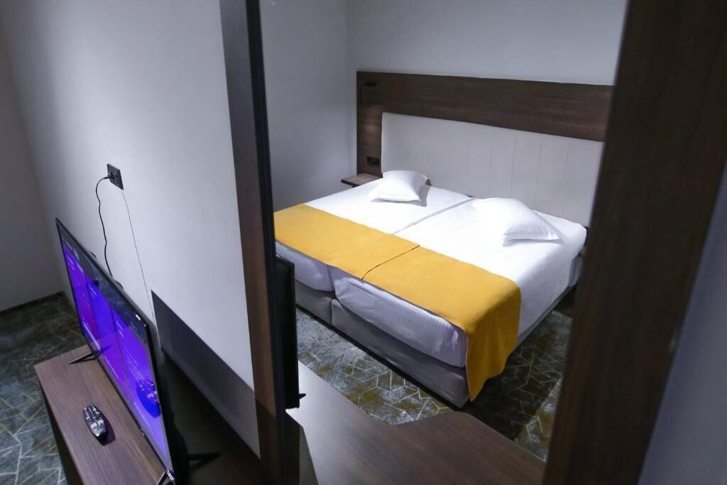Habitación estándar con 2 camas individuales, vistas a la ciudad | Caja fuerte, cortinas opacas, tabla de planchar con plancha