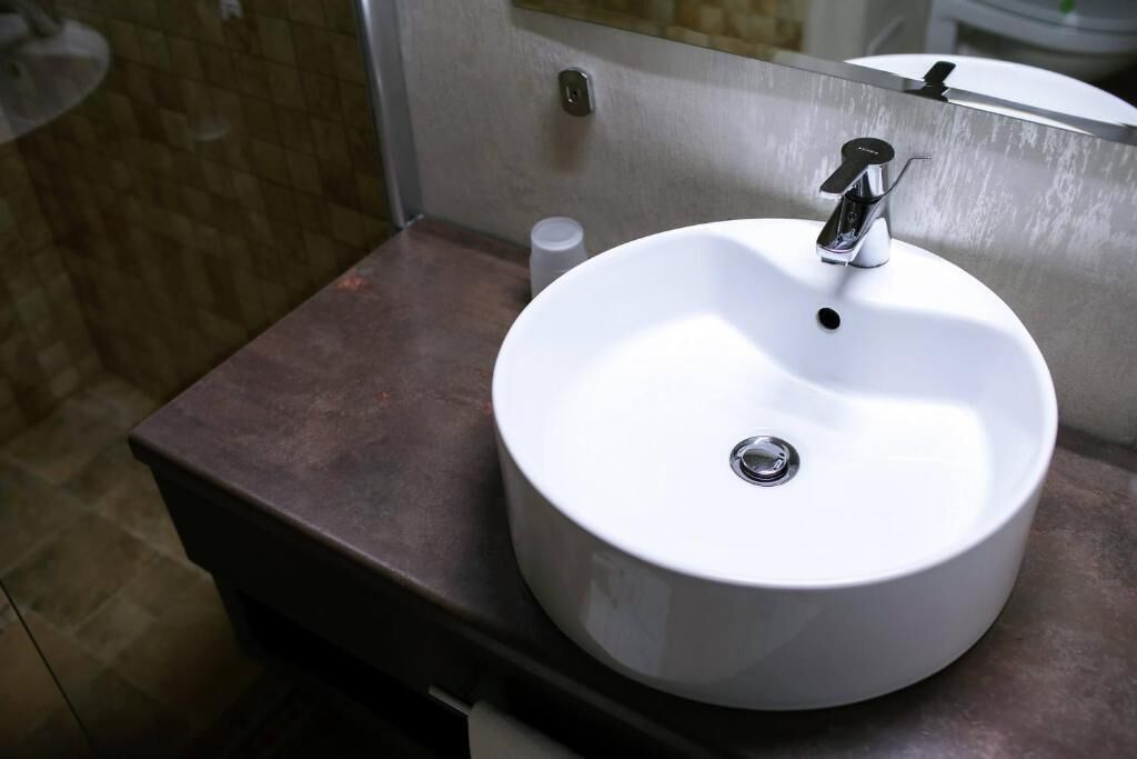 Quarto solteiro econômico, vista para a cidade | Banheiro | Chuveiro, produtos de toalete grátis, secador de cabelo, chinelos