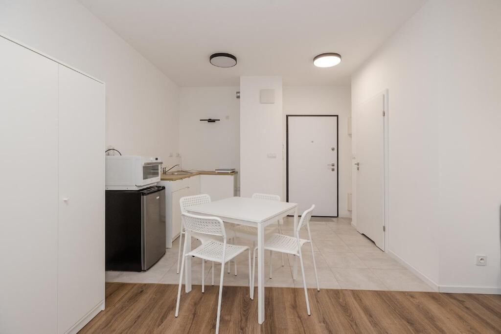 Apartamento clássico, sacada, vista para a cidade | Opções para refeição no quarto