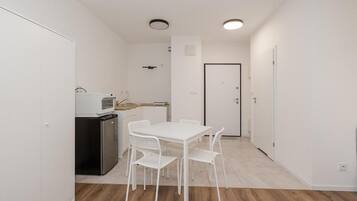 Apartamento clássico, sacada, vista para a cidade | Opções para refeição no quarto