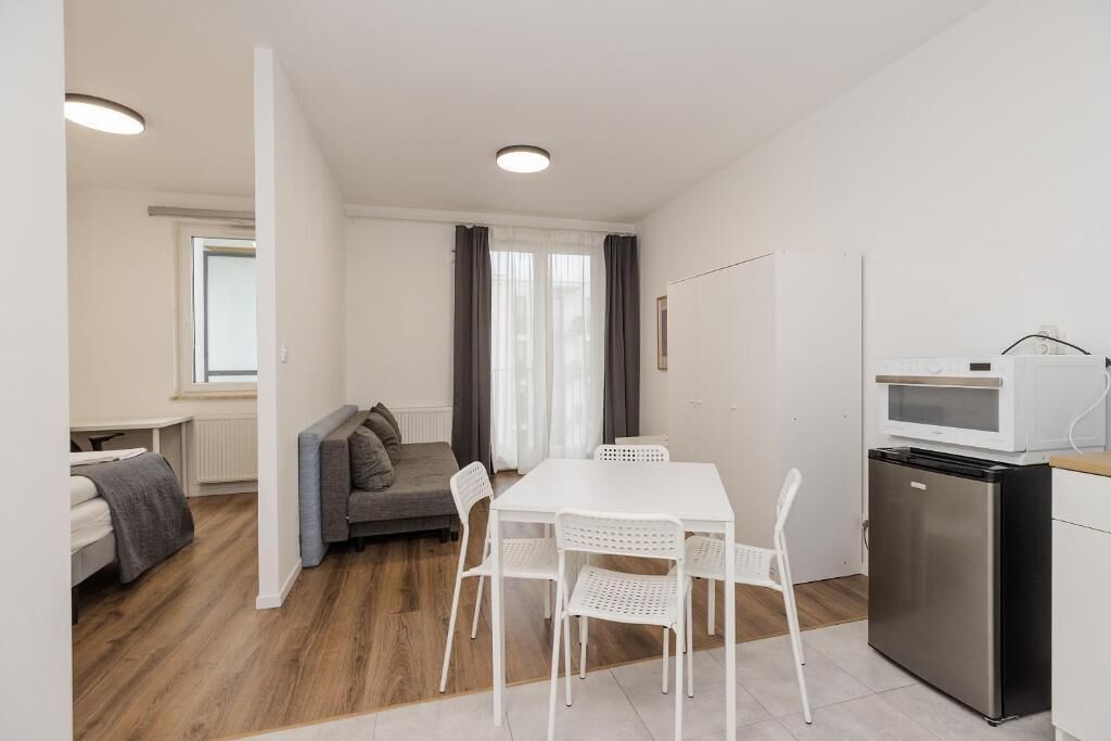 Apartamento clássico, sacada, vista para a cidade | Opções para refeição no quarto