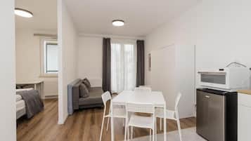 Apartamento clássico, sacada, vista para a cidade | Opções para refeição no quarto