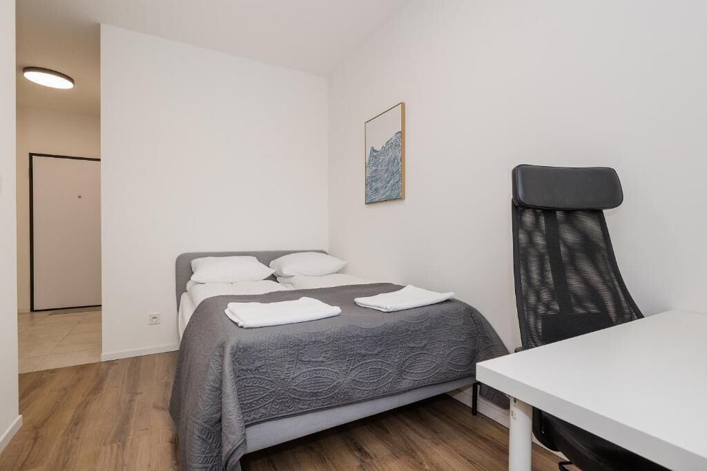 Apartamento clássico, sacada, vista para a cidade | Escrivaninha, espaço de trabalho para notebook