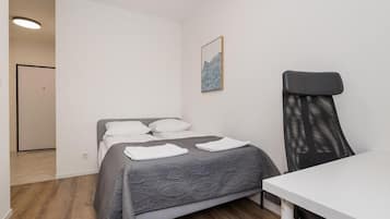 Apartamento clássico, sacada, vista para a cidade | Escrivaninha, espaço de trabalho para notebook