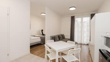Apartamento clássico, sacada, vista para a cidade | Escrivaninha, espaço de trabalho para notebook