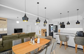Dining - Awesome home in Ugljan (Ugljan)