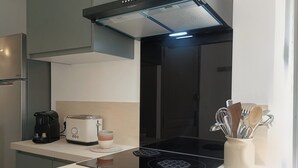 Eine moderne Küche mit Einbauherd, Kaffeemaschine und Toaster.