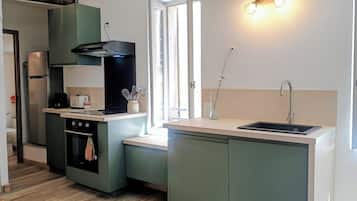 Wasserkocher mit Kaffee-/Teezubehör, Kühlschrank, Mikrowelle, Ofen