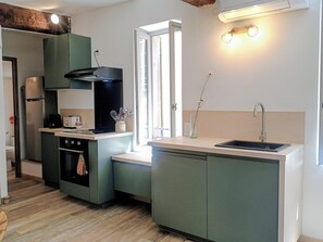 Kaffetrakter/tekoker, kjøleskap, mikrobølgeovn og ovn