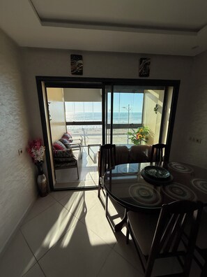Dining - LUXURY BEACHFRONT APARTMENT – MEHDIA BEACH, KÉNITRA 🌊 (Kénitra)