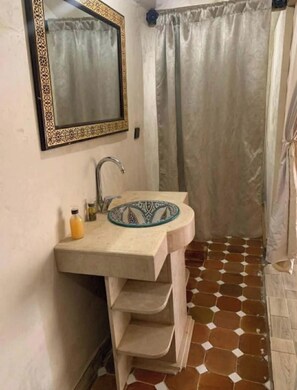 Separate bathtub and shower, towels, shampoo, toilet paper - Sultan Luxury Camp  (Merzouga)