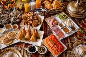 朝食 (ビュッフェ)、毎日提供 (無料)