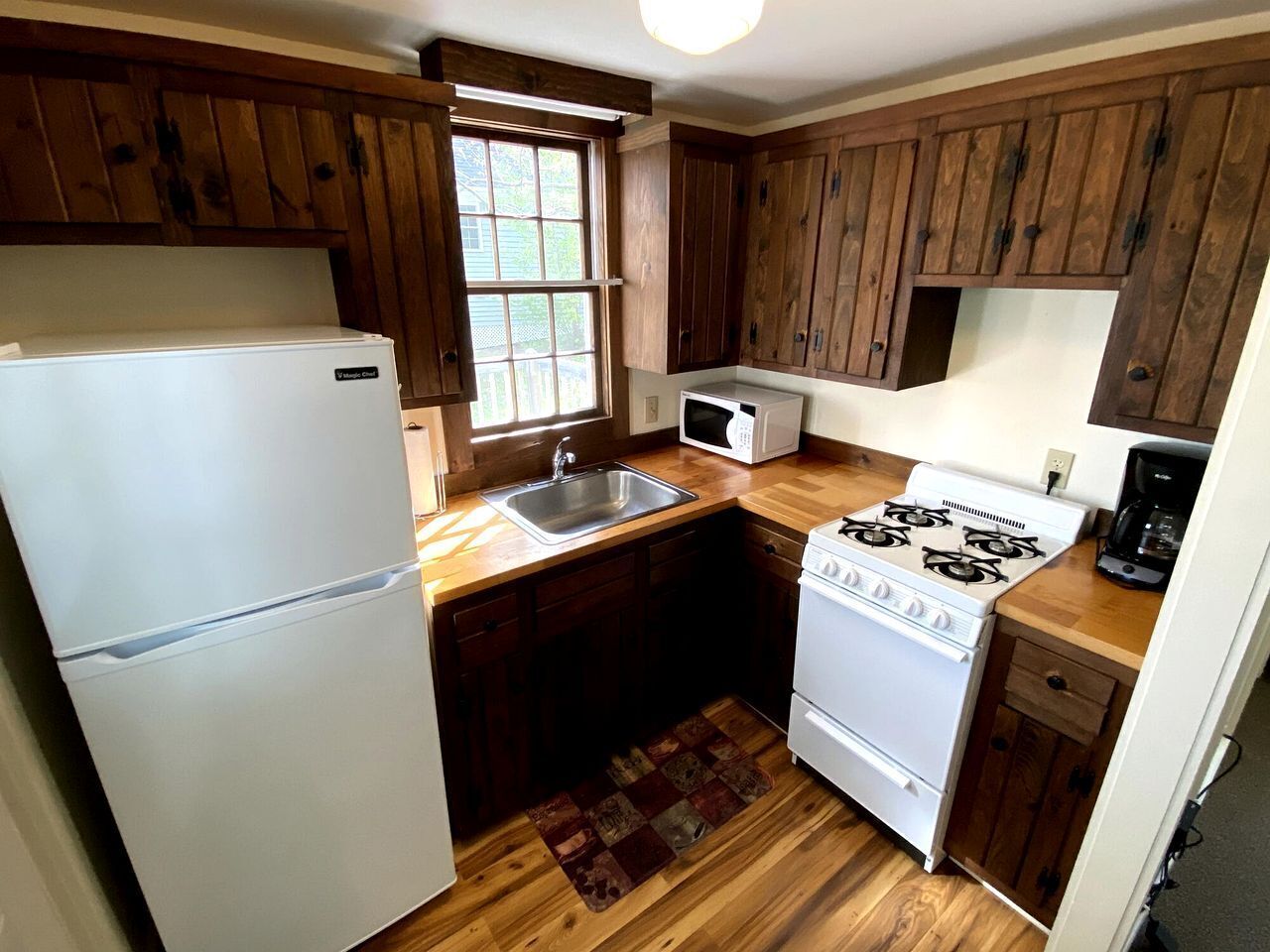 Coffee/tea maker, dining table