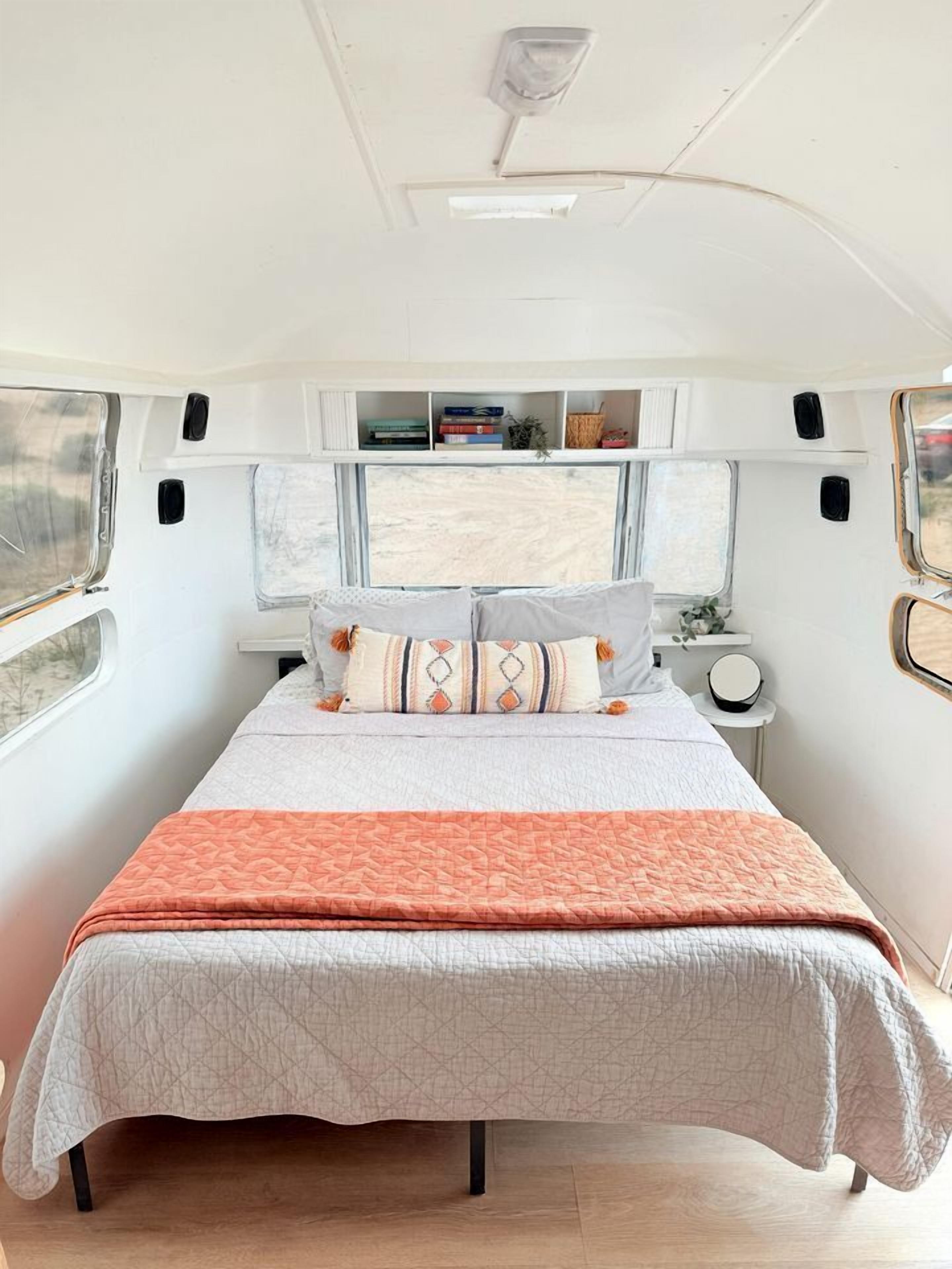 1 bedroom, bed sheets