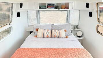 1 bedroom, bed sheets