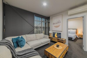Living area - Relaxed 2BR City Base near Christchurch Attraction (Christchurch)
