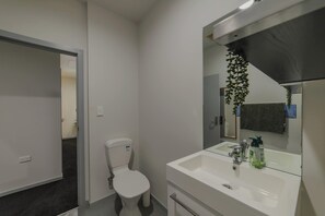 Bathroom - Relaxed 2BR City Base near Christchurch Attraction (Christchurch)