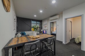 Dining - Relaxed 2BR City Base near Christchurch Attraction (Christchurch)