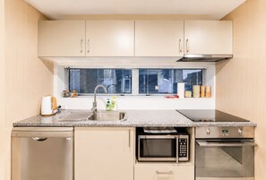 Coffee/tea maker, fridge, microwave, oven - Serene CBD Stay | 2BR | Balcony + Laundry (Christchurch)