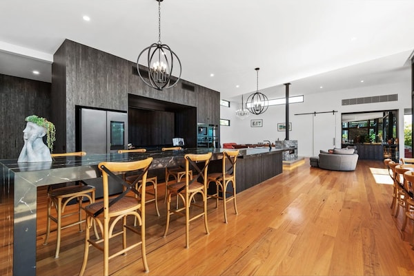 Kuro House In Mornington - Mornington