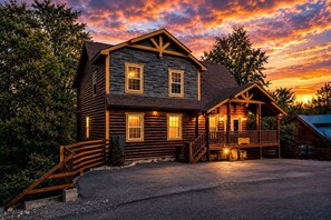 Exterior - Glorious Wooden Cabin with Swimming Pool in Pigeon Forge, Tennessee (Pigeon Forge)