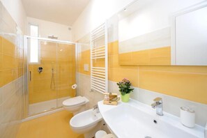 Double or Twin Room, Mountain View | Bathroom - B&B Valentì (Amalfi)