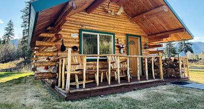 Cozy Creekside Cabin with Mountain Views & Fireplace near Log Cabin Creek, Tok Alaska