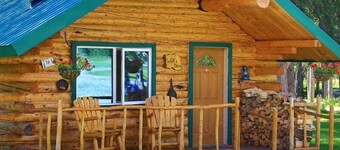 Cozy Creekside Cabin with Mountain Views & Fireplace near Log Cabin Creek, Tok Alaska