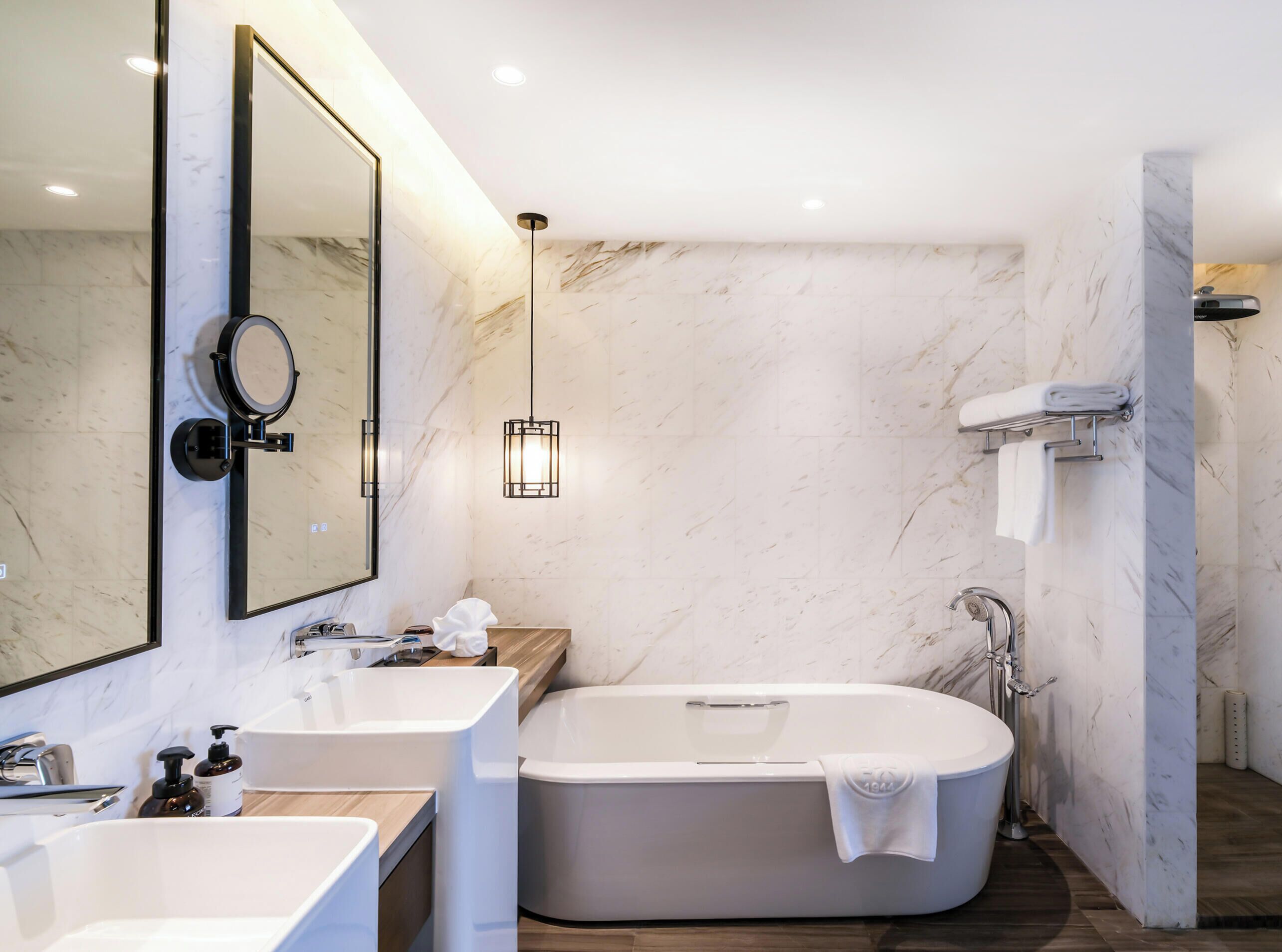 Luxury Suite | Bathroom | Hair dryer, slippers, towels, shampoo