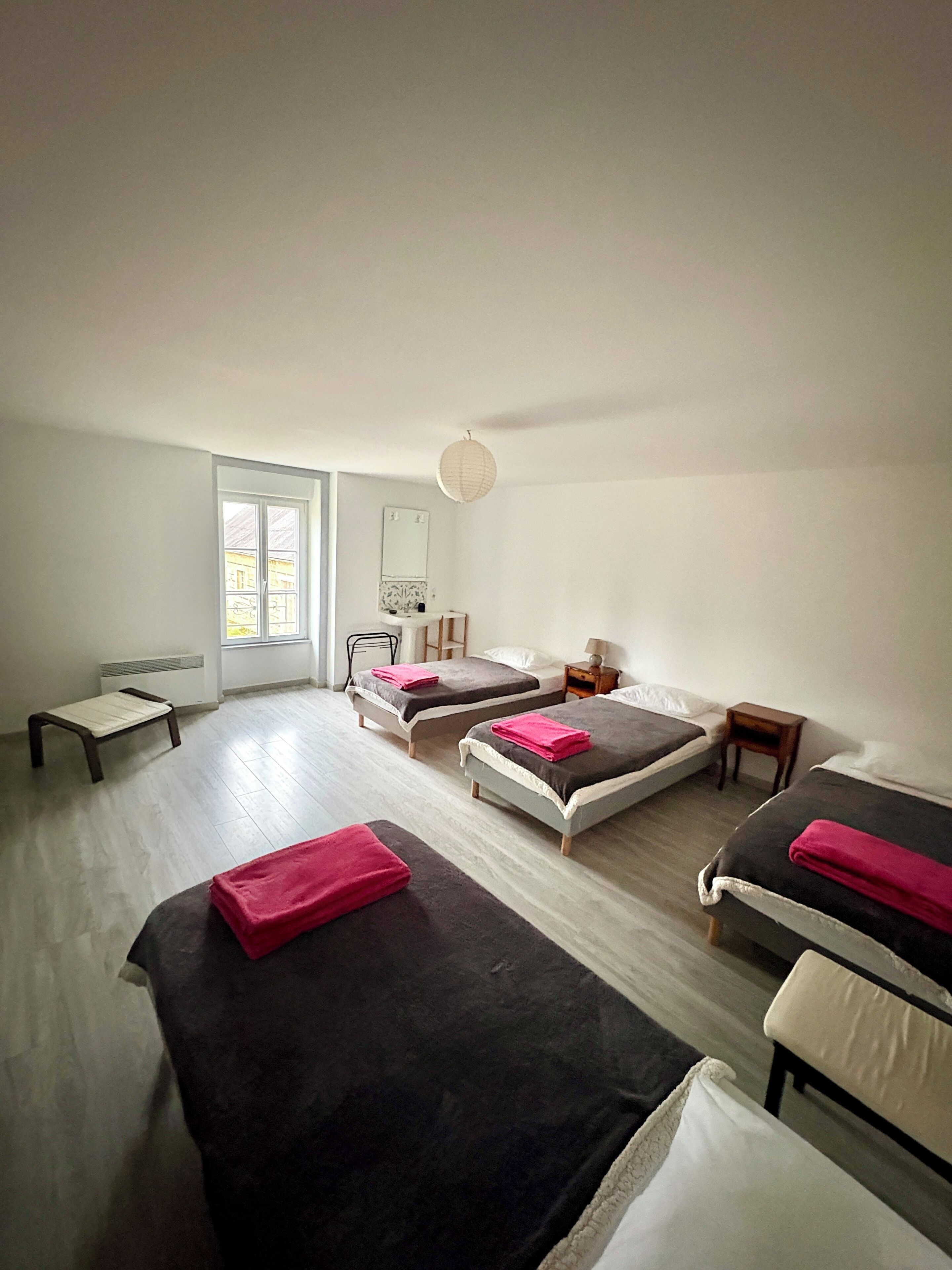 Tabla de planchar con plancha y ropa de cama 