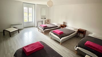 Tabla de planchar con plancha y ropa de cama