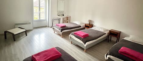 5 bedrooms, iron/ironing board, bed sheets
