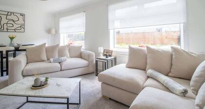 Niven Nook - 3 Bedroom House, Kilmarnock