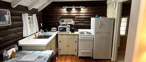 Cafetera y tetera, refrigerador, microondas y parrilla de estufa