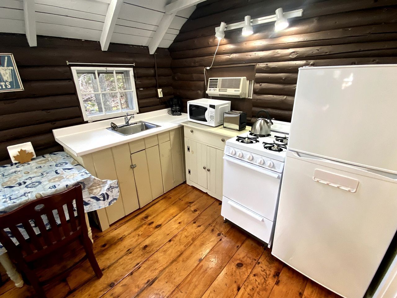 Coffee/tea maker, fridge, microwave, stovetop