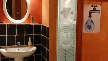 Chambre Double, 1 grand lit, non-fumeurs, animaux de compagnie interdits | Salle de bain