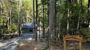 Een bebost gebied met een bord waarop staat: 'The Bungalow at Valley Bear Farms, Bald Rock Rd.'