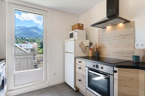 Coffee/tea maker, fridge, microwave, oven