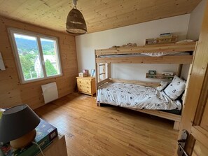 Room - La Tanière – Family Apartment / Mountain View / Walk to Center / Ski & Nature (Villard-de-Lans)