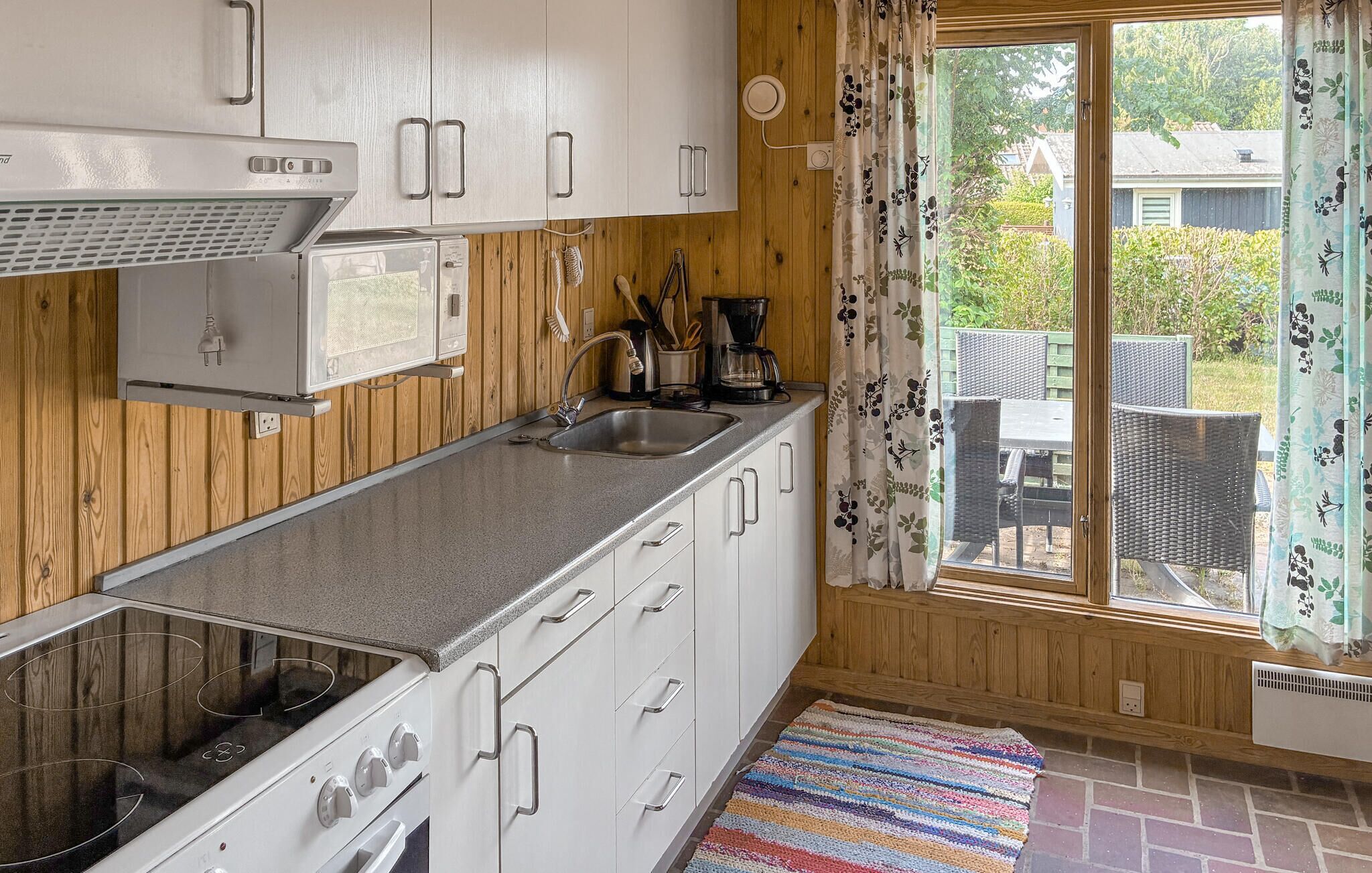 Coffee/tea maker, fridge, microwave, stovetop