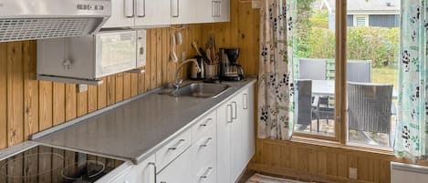 Coffee/tea maker, fridge, microwave, stovetop