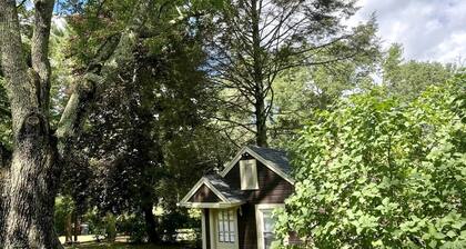 Vintage Cabin Escape with Porch & Stargazing Vibes in Voluntown, Connecticut