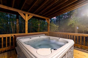 A hot tub in a wooden deck with a forest view. - Romantic 1-Bedroom Cabin with Fireplace, Hot Tub & Nature Views Near Broken Bow (Broken Bow)