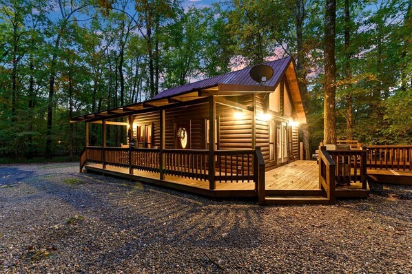 A log cabin with a porch, a fireplace, and a deck. - Romantic 1-Bedroom Cabin with Fireplace, Hot Tub & Nature Views Near Broken Bow (Broken Bow)