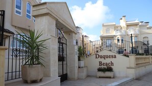 Un bâtiment sur lequel on peut lire l’inscription : « Plage de Duquesa ».