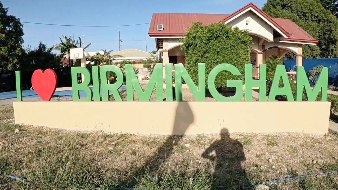 Une pancarte avec l’inscription « J’aime BIRMINGHAM » et un symbole en forme de cœur.