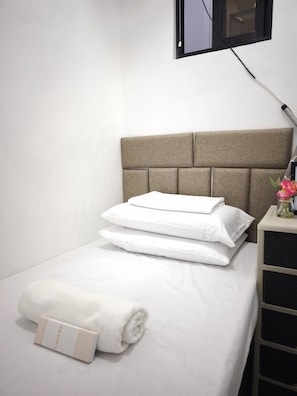 Room - Whole House, Wifi, Full-AC, w/ Front Garden (General Trias)