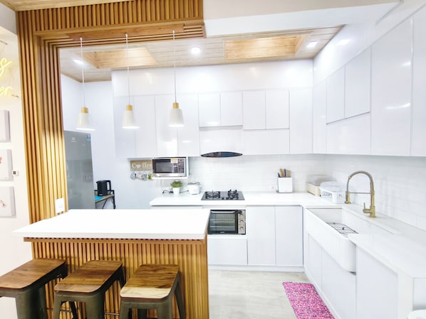 Fridge, microwave, oven, stovetop